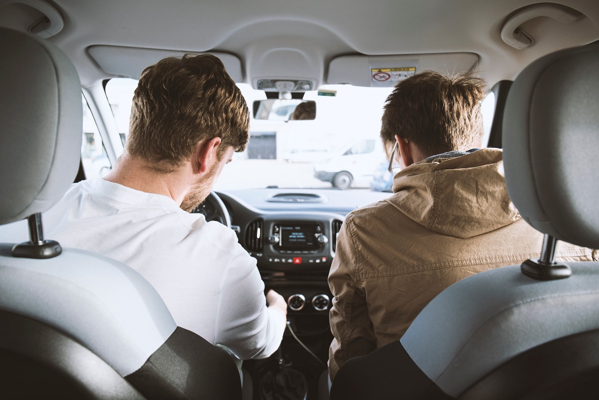 Driving Solo or with a Group? Pros and Cons of Long-Distance Travel Options - Privacy and personal space